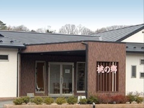 「終の棲家 桃の郷 ２番館」の外観。入居者様が車から降りやすく歩かなくて済むよう、寄せ付けられる。