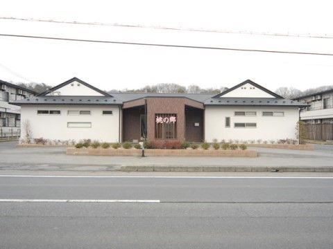 「桃の郷 竜王 別館2番館」の外観。左右に2つの耳のような三角屋根が目印の和風をモチーフした主施設の外観。