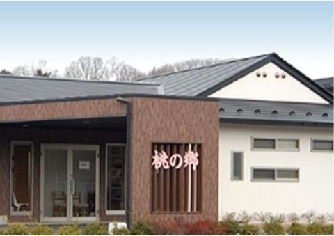 「桃の郷 竜王 別館3番館」の外観。バリアフリー設計で外の入り口から中まで、不快な段差凹凸が無し。