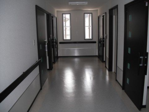 「終の棲家 桃の郷 別館３」の廊下。杖つきの方も杖が引っかかりにくい滑らかで、付きやすい廊下になっている。