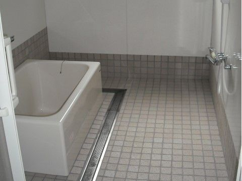 「終の棲家 桃の郷 別館３」の浴室。個別浴室でプライバシーに配慮しており、気ままにバスタイムを楽しめる。