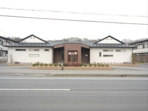 「終の棲家 桃の郷 別館３」の外観。国道477号線沿いに位置する、六棟のある施設である。