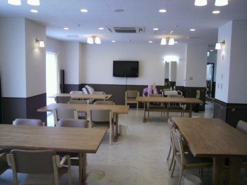 「ハートケア箕面彩都」の食堂。大人しい空間で、入居者様と会話を交わしながら美味しいお食事をいただける。