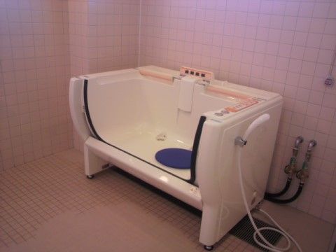 「ハートケア箕面彩都」の機械浴室。介護の度合いが高い方も、スタッフが丁寧に洗い流してくれるので安心である。
