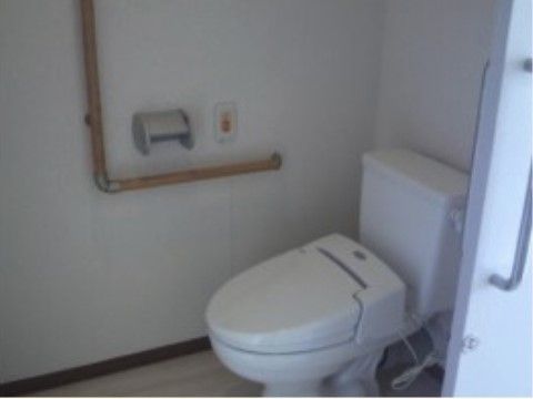 「ハートケア箕面彩都」のトイレ。トイレでの身動きが取れなくなった場合も、手すり横に緊急コールを設置している。
