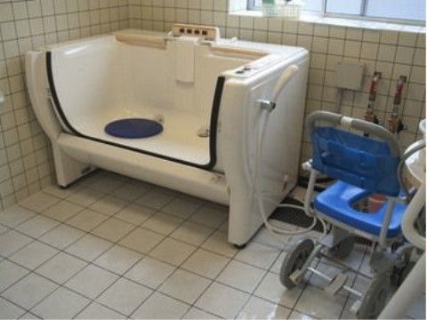 フォレストライフ善根寺の機械浴室。ご負担を減らしてご入浴頂ける環境を整えております。スタッフのサポートも合わせてご利用いただけます。