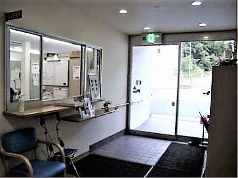 フォレストライフ善根寺の玄関。入ってすぐに事務室があり、こちらで館内への出入りをモニターしております。