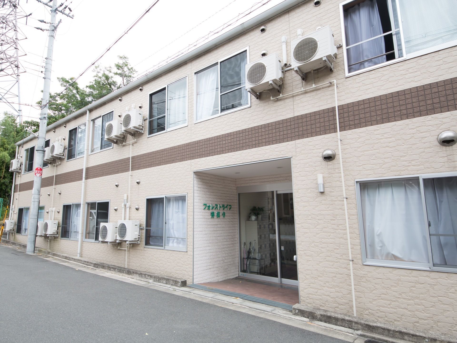 緑に囲まれた落ち着いた雰囲気のある建物である。広い道路に面しており、玄関までのアプローチには段差がない。