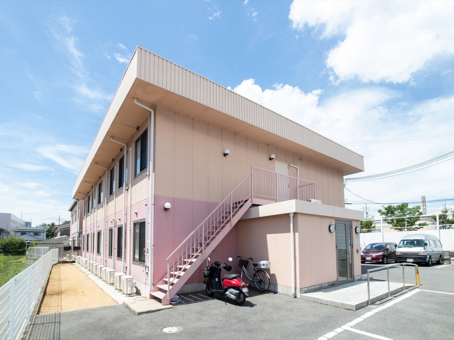 施設はしっかりした造りでアットホームな雰囲気がある。駐車場も広く、日当たりが良いので生活しやすくなっている。