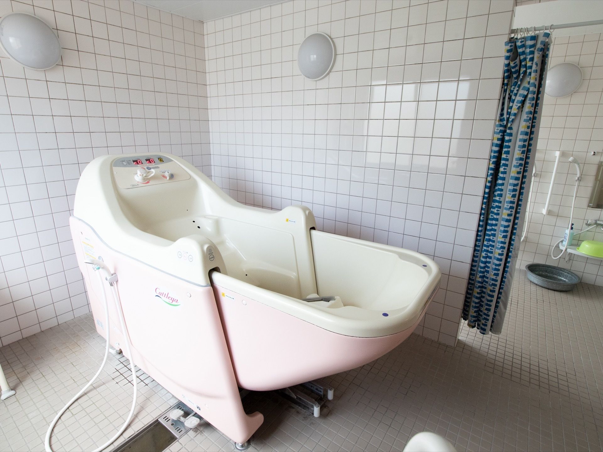 介護用の浴室もあり、寝ながら入浴できる器具も設置されている。スタッフは入居者様のことを丁寧に介助し、快適に生活できるようにしている。