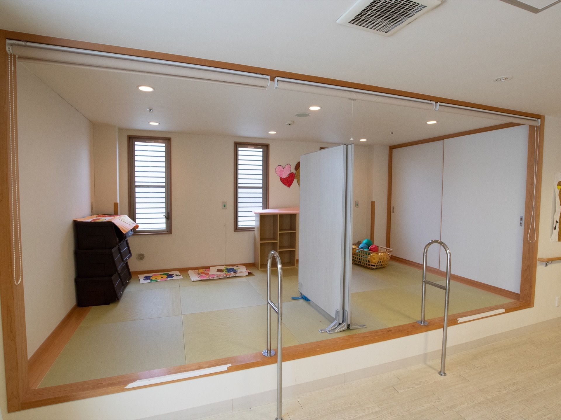 入居者様が気分転換や交流の場として利用できるスペースである。遊具も置いてあり、楽しい時間を過ごすことができる。