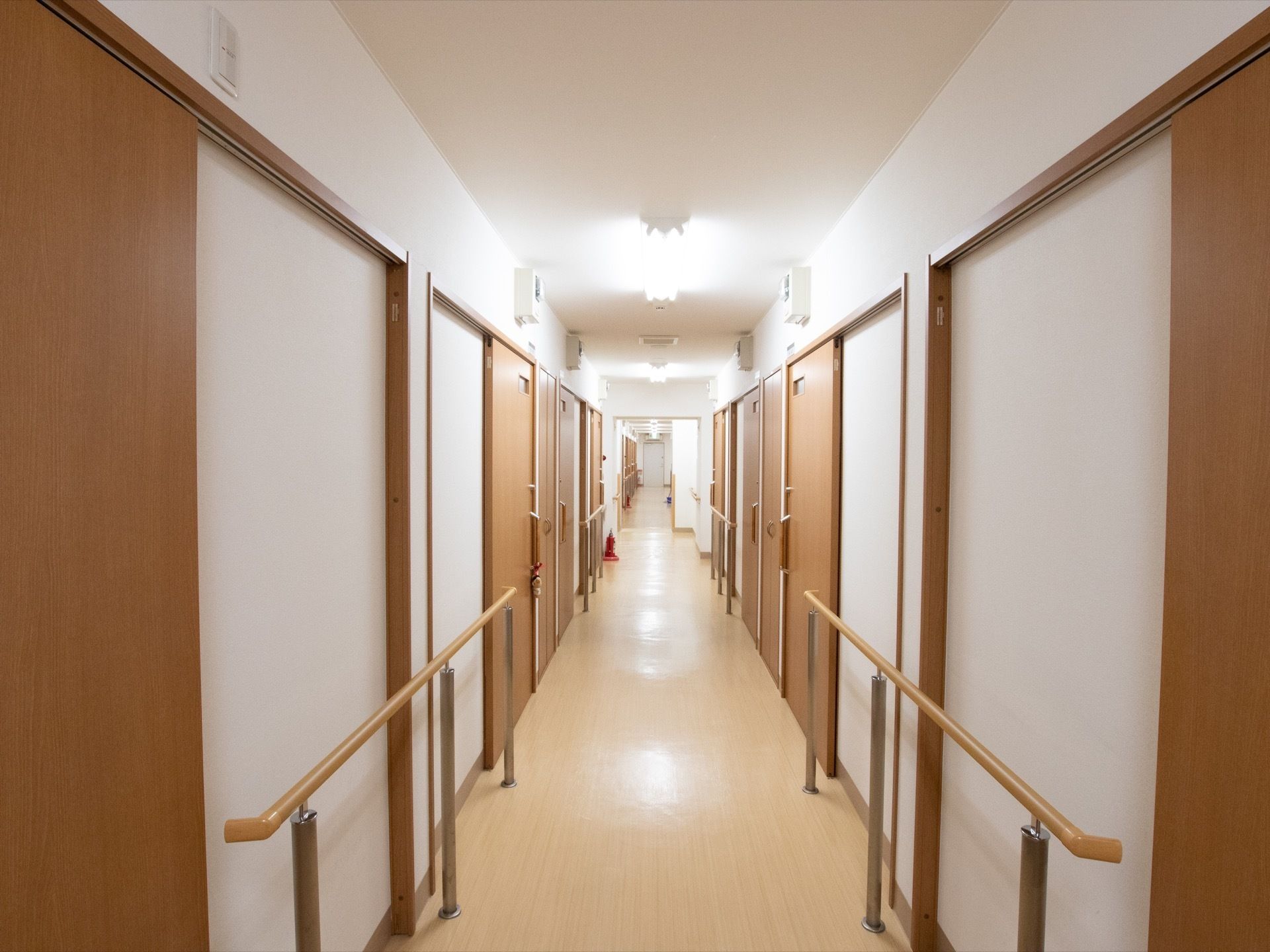 通路はスッキリしていて歩きやすくなっている。手すりがついているので、足腰に不安がある方も安心できる。
