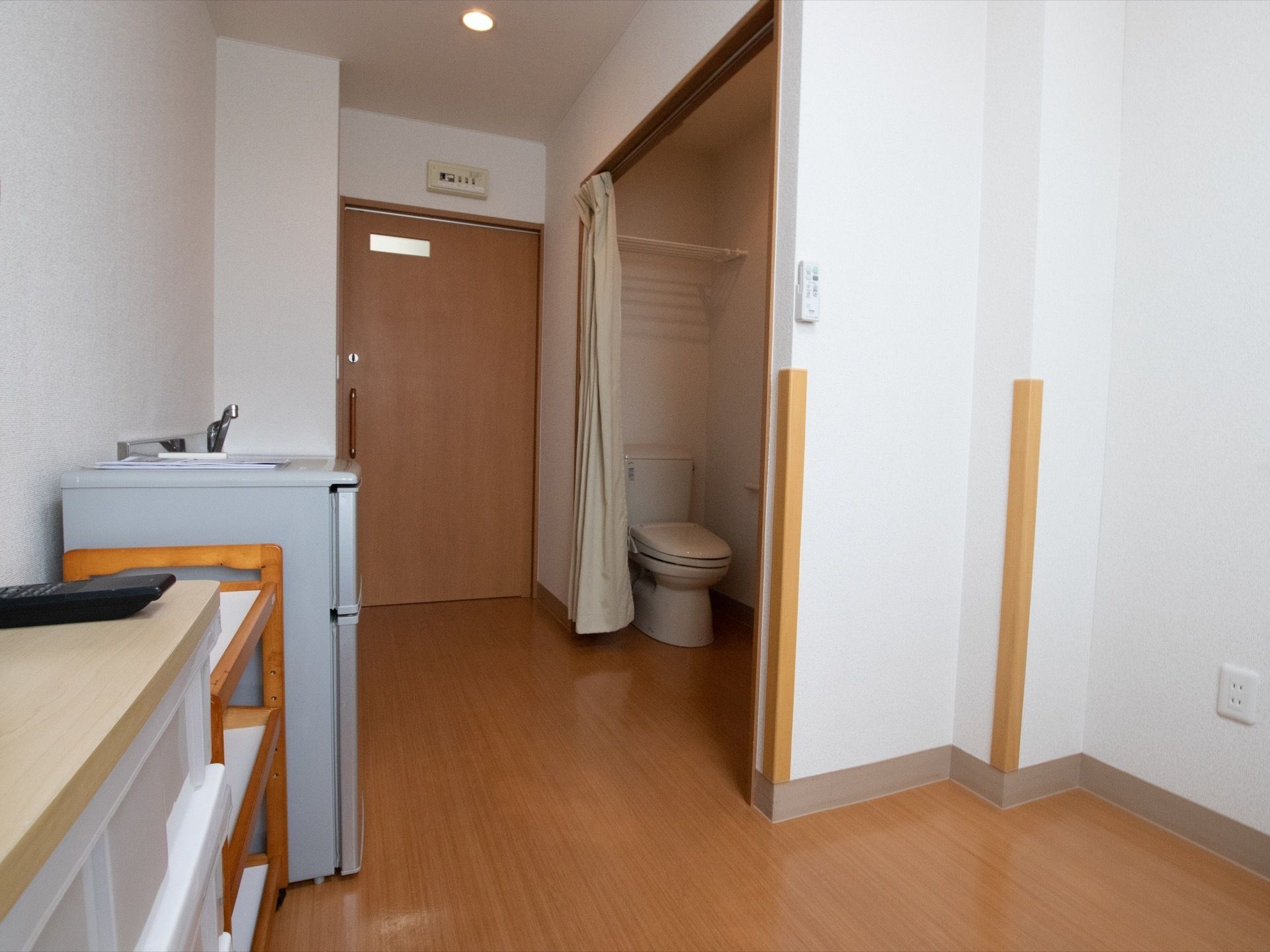 居室には冷蔵庫やトイレがついている。木目調のものが多くあたたかみがあり、のびのびと入居者様は過ごすことができる。