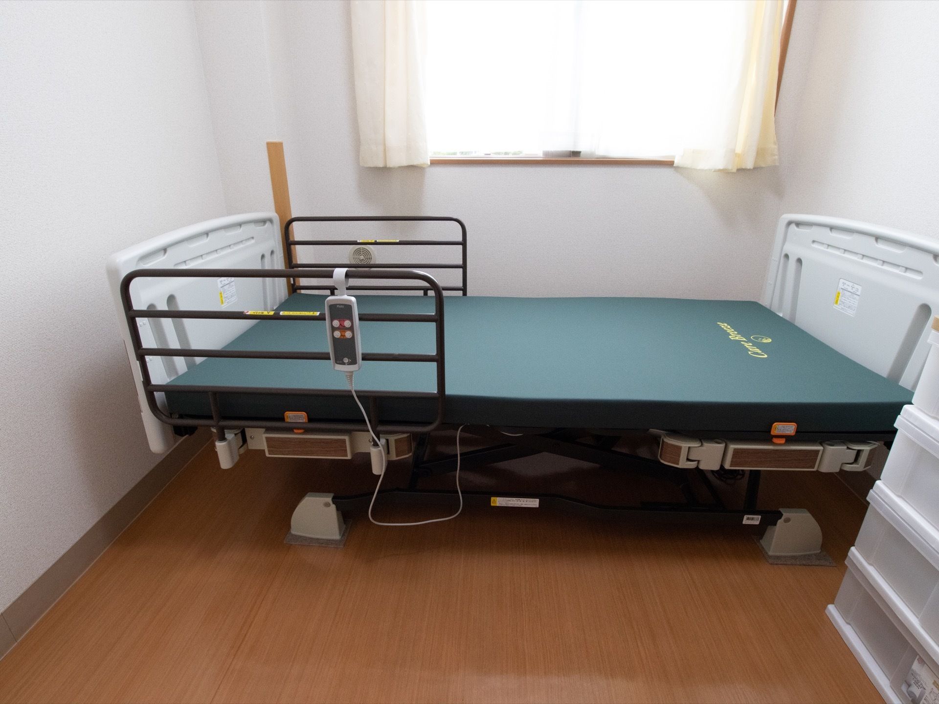 居室にあるベッドはボタンで起き上がることができるようになっていて、楽な姿勢のまま過ごすことができる。