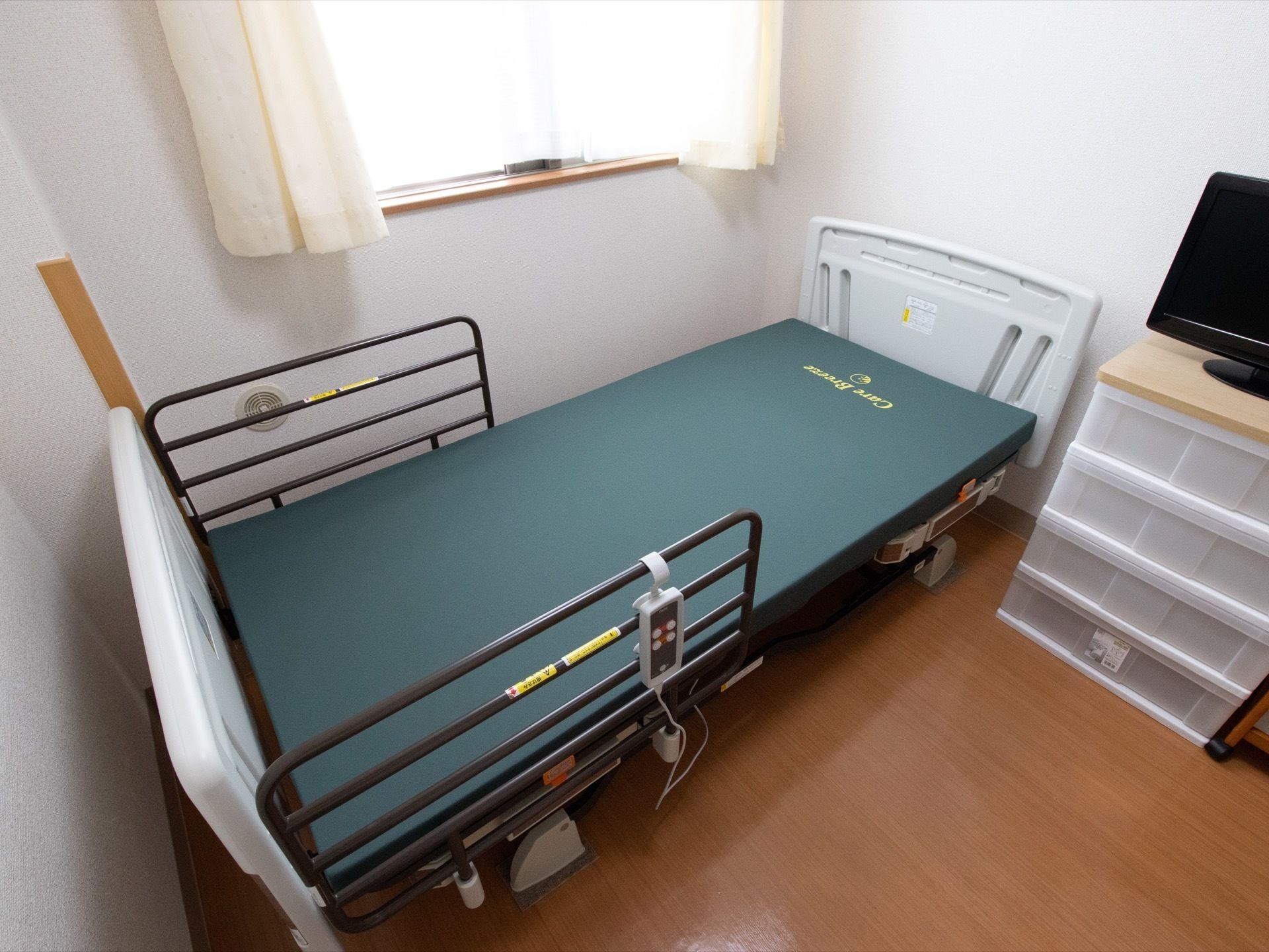 部屋は個室になっていて、周りの目を気にせず快適に過ごせる。使いやすいベッドや、テレビなどが設置されている。