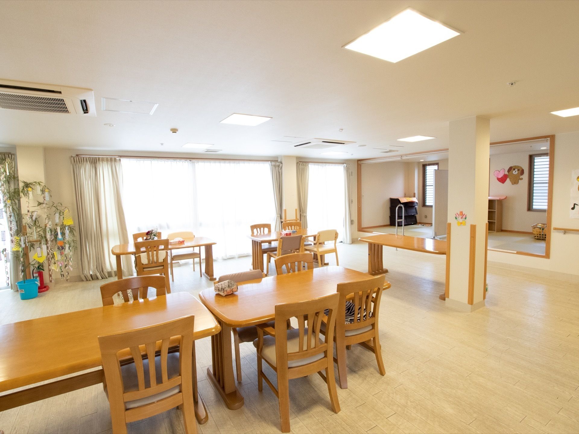 広い部屋で、車椅子で移動する際も快適である。椅子に座ってのんびり自分の時間を楽しむことや、食事ができる。