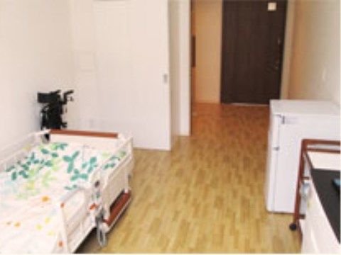フローリングの床に、ベッドと冷蔵庫、小さなタンスがある。好きな家具を持ち込み、自宅のように生活することも可能である。