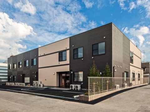 カーサ デル クオーレ北巽の外観。外壁に茶色の落ち着いた配色をほどこした、大きくしっかりとした施設外観となっております。
