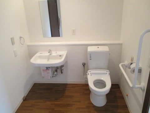 カーサ デル クオーレ北巽のトイレ。車いすのままお使いいただけるバリアフリー設計となっております。