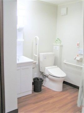至福の郷の居室内トイレ。居室内にもうけられた個人専用トイレとなっております。お気軽にご利用ください。