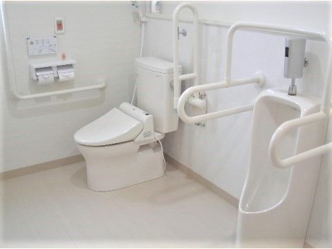 至福の郷の溶融共有トイレ。共用部に設けられたトイレではどなた様でもお使いいただけるバリアフリー設計となっております。