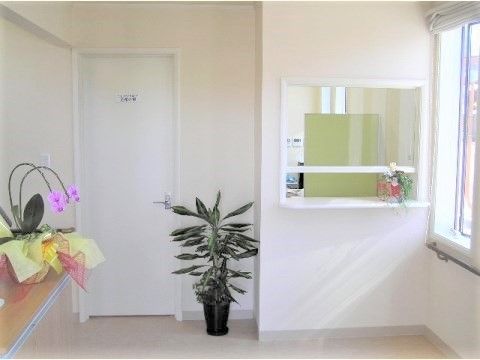 至福の郷のフロント。緊急時に備え、常時スタッフがこちらで待機しております。お困りの際はお気軽にお声をおかけください。
