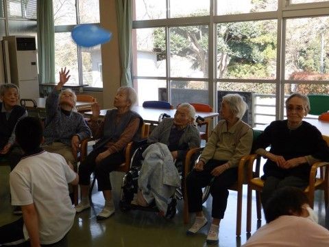 介護付有料老人ホーム さくらが丘のレクリエーション。毎日を無理なく運動していただける楽しいリハビリメニューをご用意しております。