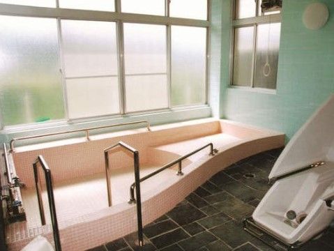 介護付有料老人ホーム さくらが丘の浴室。ご負担の少ないご入浴をしていただける浴室環境となっております。