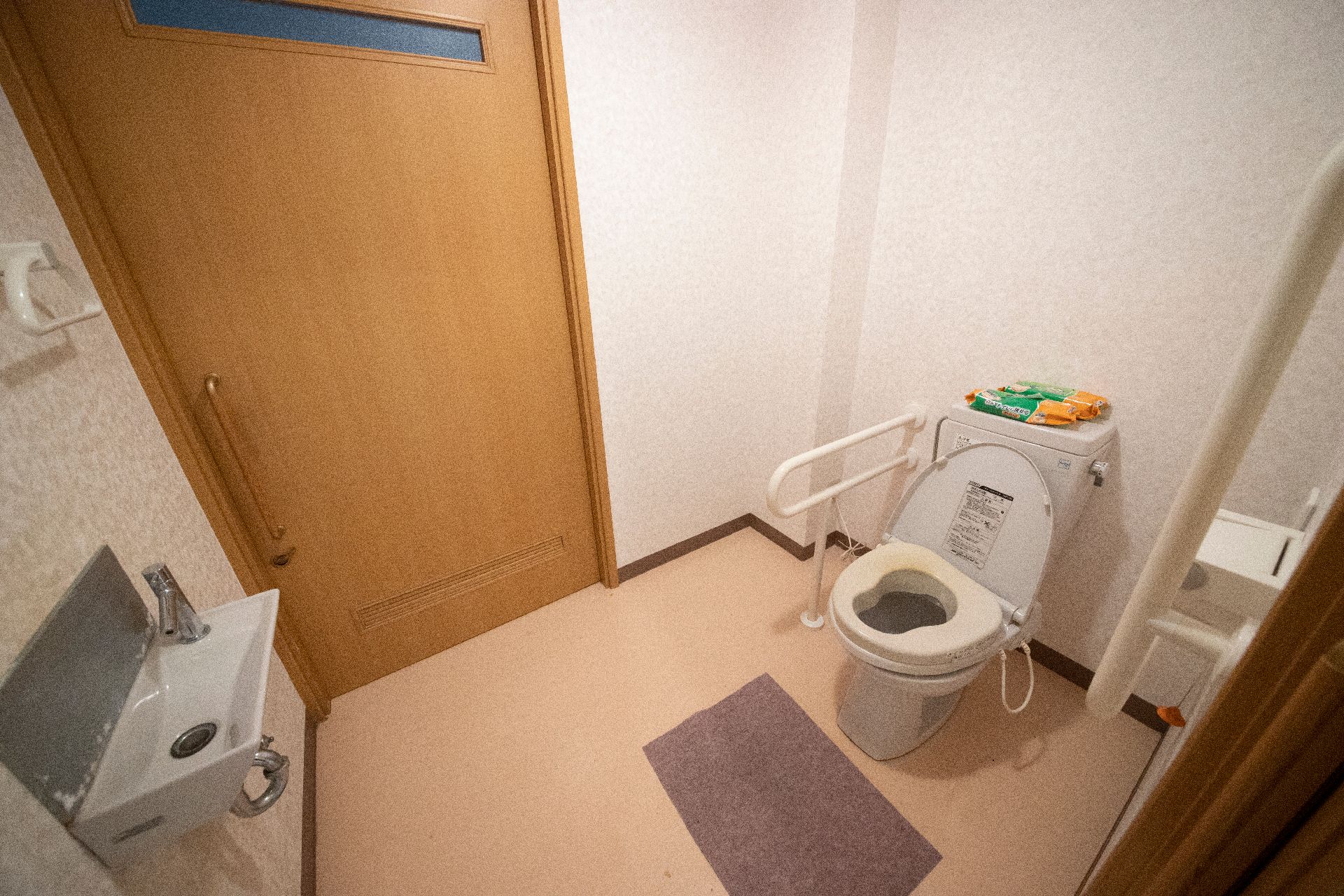車椅子を使う入居者に配慮して手すりが設置されているトイレ