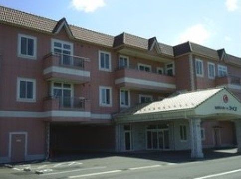有料老人ホーム ライズの外観。暖色の外壁に大きなエントランスルーフがおしゃれな施設外観となっております。
