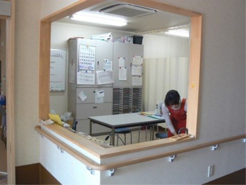 有料老人ホーム ライズのスタッフルーム。緊急時に備え、スタッフが24時間こちらで待機しております。日々を安心してお過ごしいただけます。