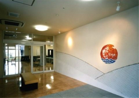 有料老人ホーム ライズのエントランス。明るく広く開けた空間となっております。車いすでのご通行・ご利用が楽に行なえます。