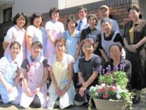 スタッフ。明るく元気なスタッフが毎日皆様の傍で介護・ケアをいたします。