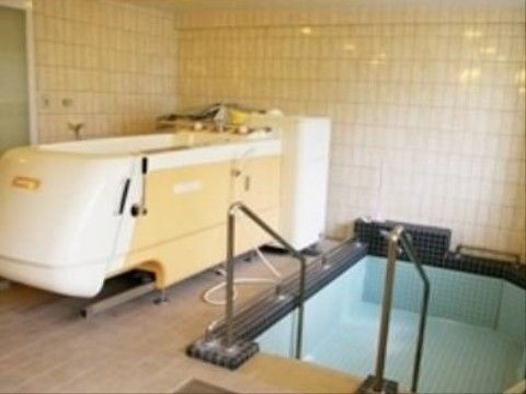 浴室。転倒防止の手すりや充実した介助器具を完備した浴室となっております。