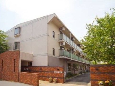 外観。洋風レンガと白を基調とした清潔感のある外壁が特徴的な施設外観です。