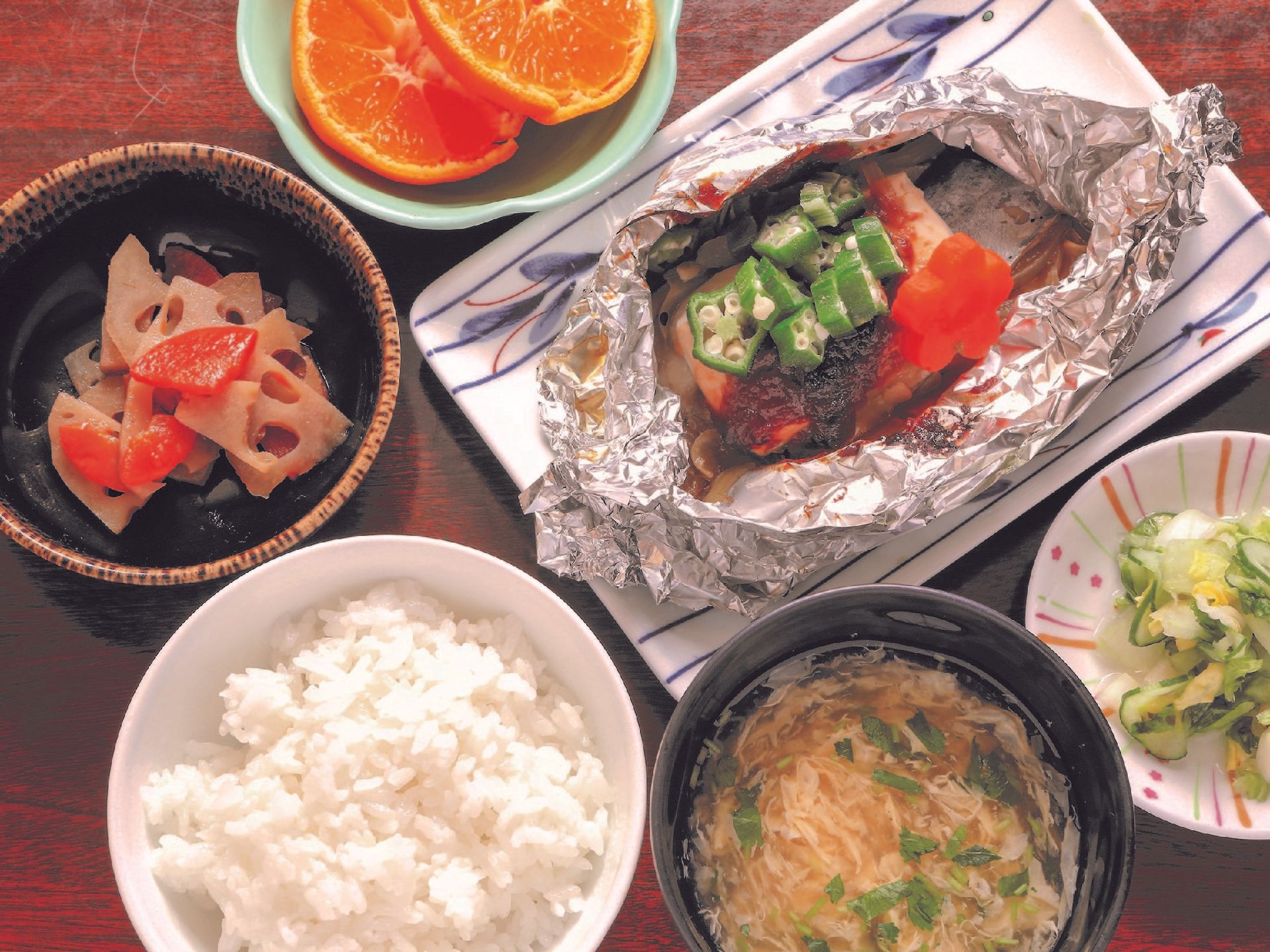 食事。栄養バランスのとれたお食事を毎日作りたてでご提供してまいります。