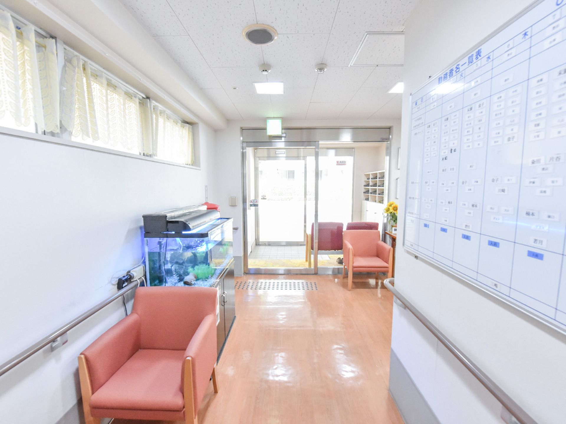 入り口を抜けると通路には勤務者名一覧表が貼られている。当日の勤務しているスタッフをうかがうことができる。