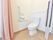 室内にはカーテンで仕切られているスペースにトイレがある。緊急用の呼び出しボタンも設置されている。手すりがついている。