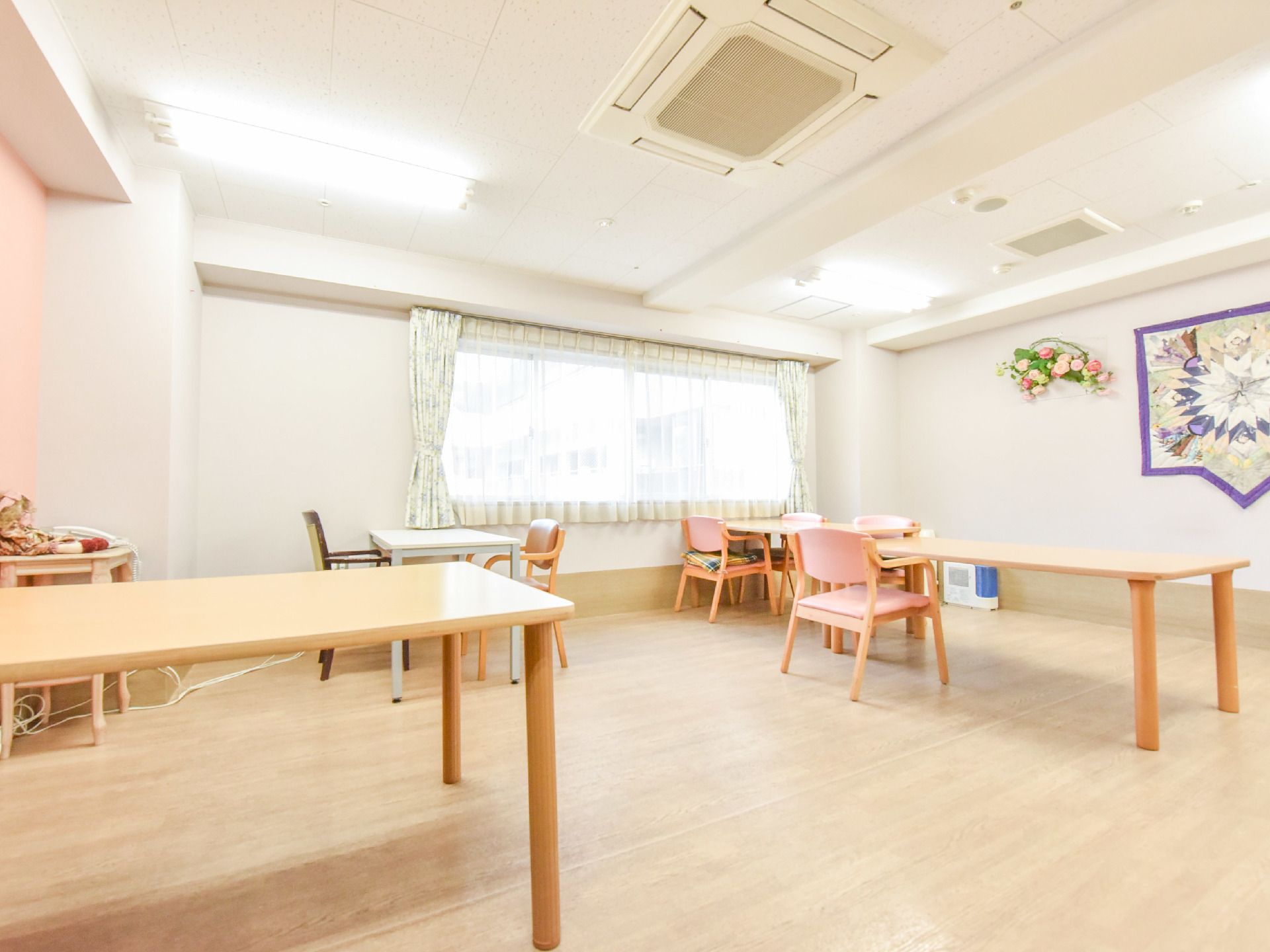 施設の中にはダイニングテーブルが複数設けられている空間がある。椅子が少しだけ置かれており、スペースがあるので、車いすでも座れる。