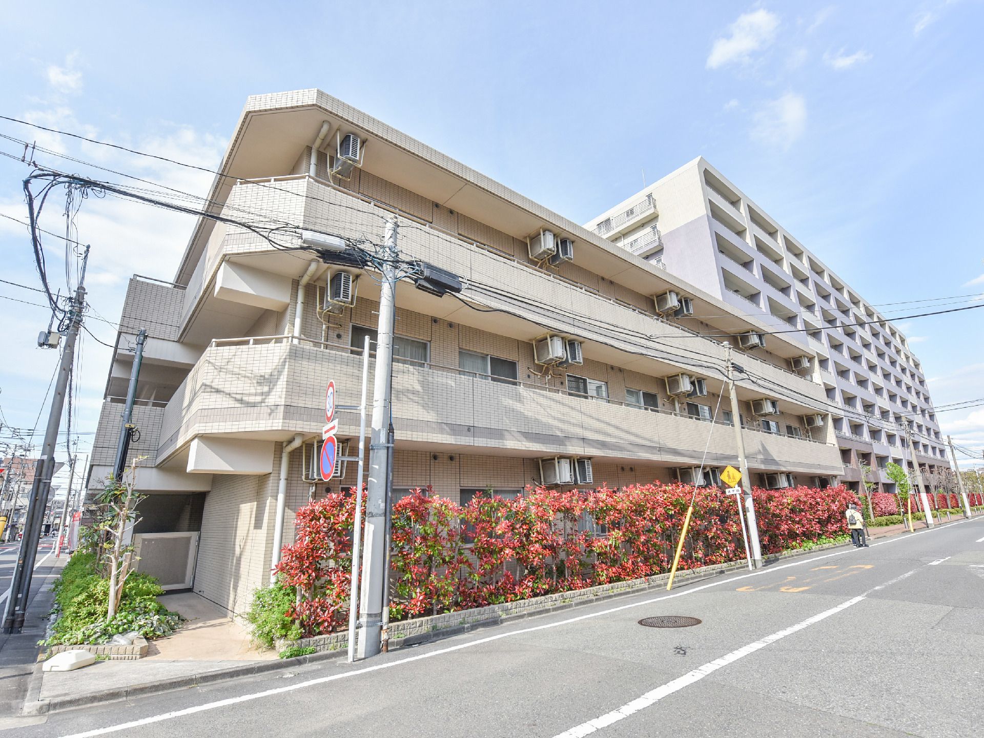 3階建てタイル貼りの建物が、こちらの施設である。周囲の建物と何ら変わりない作りで、老人施設には見えない。