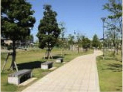 「親愛カトレア館」の周辺環境。公園が多く、地元の方の運動や散歩コースとなっている。