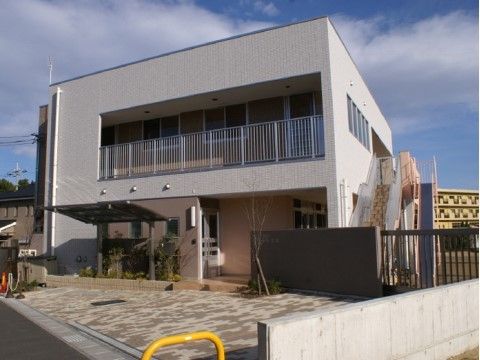 「親愛カトレア館」の周辺環境。ボランティアで園児達が、施設に訪れることもある。