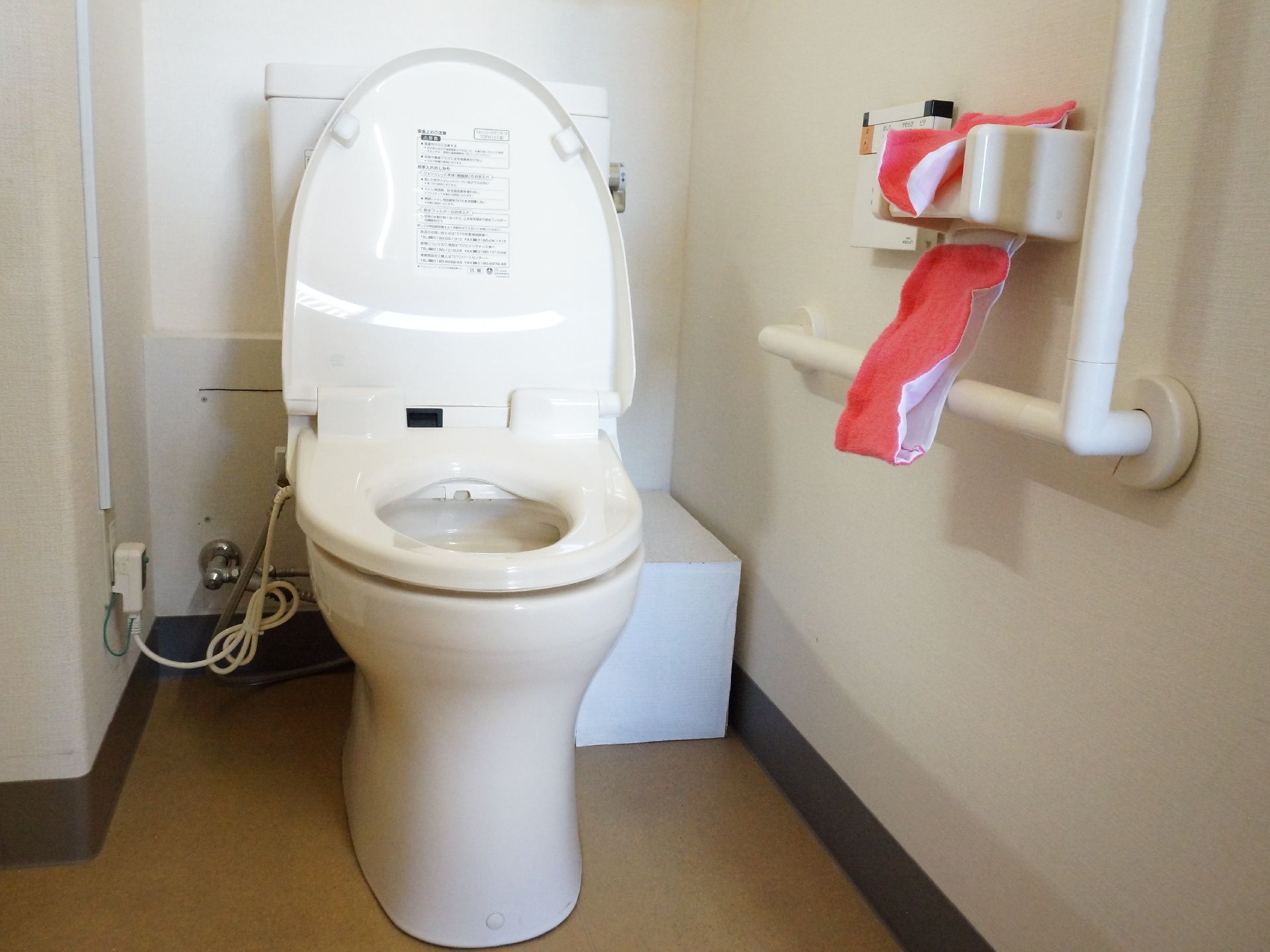 施設のトイレにはウォシュレットがついている。バリアフリーの手すりが設けられている。床は塩ビシートが貼られており清潔に保たれている。