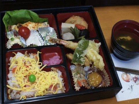 「親愛カトレア館」のお食事。普通食や祝日記念に出る特別食など豪華なお食事がある。