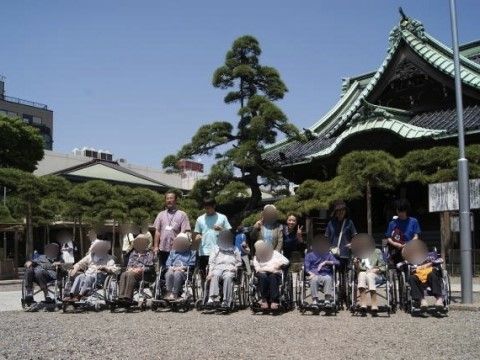 「親愛カトレア館」の外出イベント。外の環境に触れ、リフレッシュしてもらう目的とした思い出作りのイベントになっている。