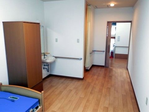 「シルバーホームこむぎ」の居室。居室の扉は全て、横開きに設定されており、軽い力で開けることができる。