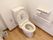 居室のトイレには洋式トイレが設置され、白い壁にはL字の手すりがついている。
