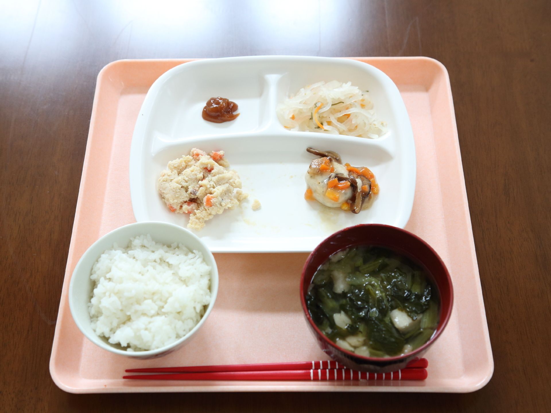 スタッフ手作りのお食事。お野菜がたっぷりの栄養バランスが良い食事。入居者様の状況に応じてスタッフが対応する。