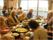 共有ダイニングの食事風景