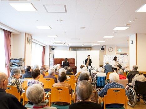 コンサートを楽しむ居室風景